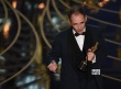《间谍之桥》夺最佳男配 马克·里朗斯登台领奖