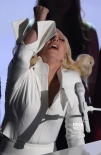 Lady Gaga登台演绎提名歌曲 自弹自唱激情四射