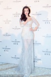 李冰冰深V華服優(yōu)雅亮相活動 外籍高層獻貼面吻