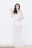 李冰冰深V華服優(yōu)雅亮相活動 外籍高層獻貼面吻