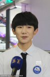 TFboys穿校服拍戏