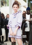 周冬雨现身巴黎秋冬时装周 星女郎林允甜美亮相