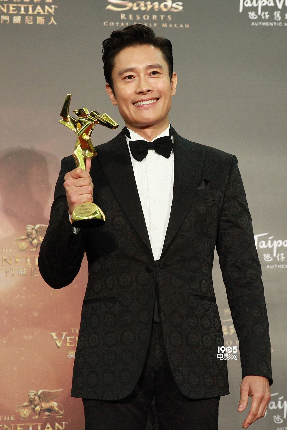 李秉宪夺影帝感谢妻儿 浅野忠信刘亚仁拿奖兴奋