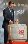 《荒野猎人》东京首映礼：小李亲临现场帅气敲鼓
