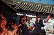 羅泓軫《哭聲》曝新劇照 黃政民變身巫師跳大神