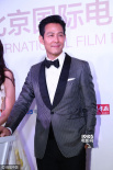 李政宰亮相北影節(jié) 紳士從容微笑顯暖男萌叔風范