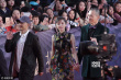 《进皇城》王子文亮相 暗色花裙高跟鞋复古优雅
