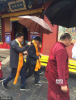 李连杰53岁生日冒雨进五台山朝拜 表情严肃虔诚