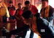 李连杰53岁生日冒雨进五台山朝拜 表情严肃虔诚