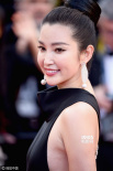 李冰冰亮相紅毯 白色拖尾長(zhǎng)裙美艷性感半球盡露