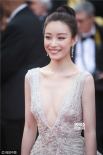 倪妮着华美礼服秀美背 牵手《勇士之门》导演