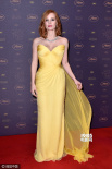 杰西卡·查斯坦亮相戛纳红毯 明艳黄裙性感十足
