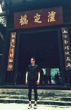 老干部下山！李东学新片《勇士》游访泸定桥