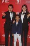 《美好的意外》劇組亮相 歐陽娜娜西服造型帥氣動人