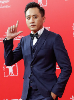 曹保平攜《追兇者也》劇組亮相 劉燁著西裝耍帥