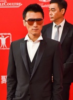 《驚天破》劇組亮相 謝霆鋒雙手插袋酷帥十足