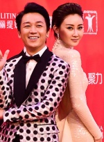 《冒牌臥底》主創(chuàng)亮相紅毯 林鵬裸色長裙性感優(yōu)雅