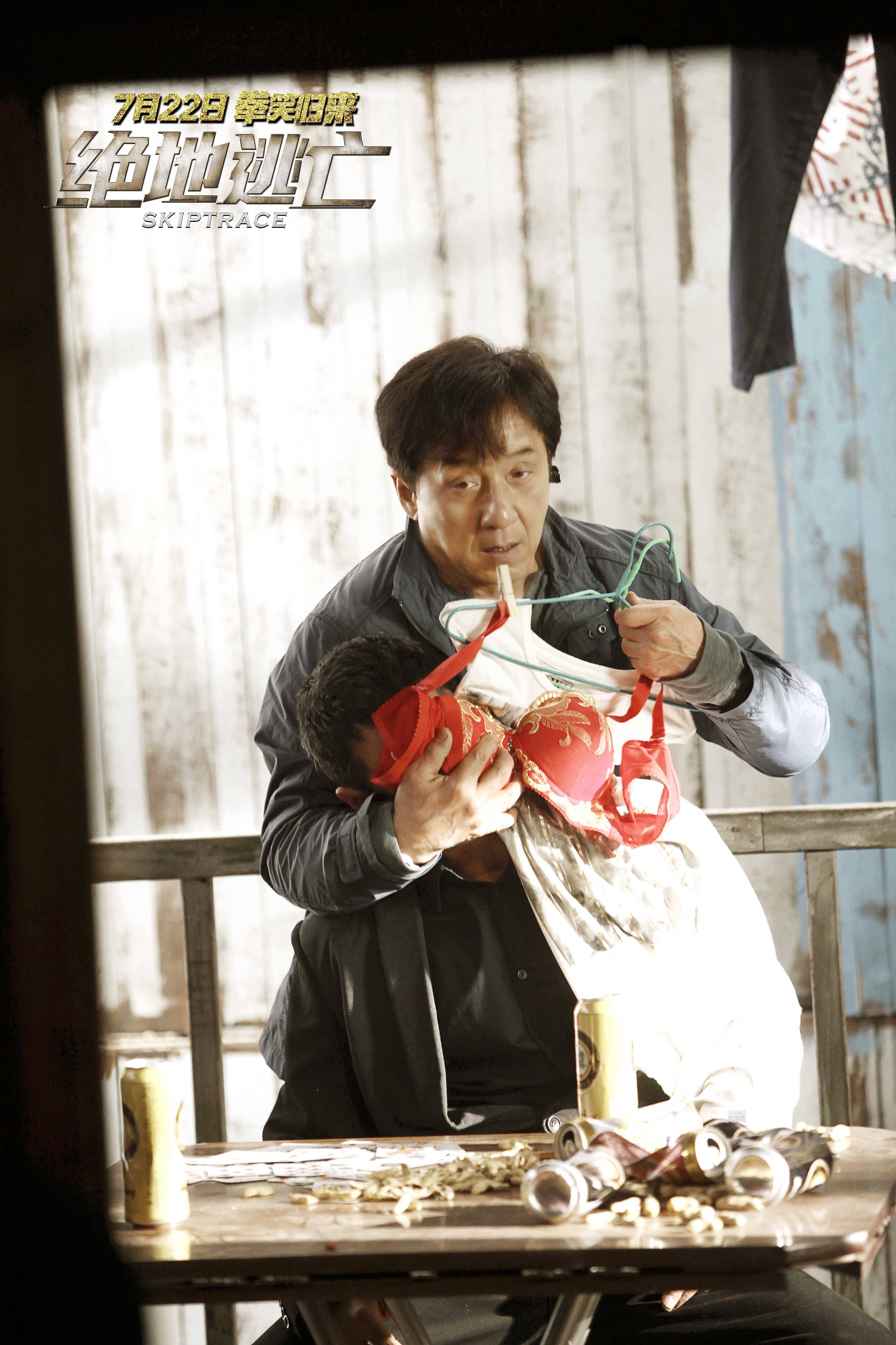 《绝地逃亡》曝"惊喜若狂"预告 成龙首遭集体追打