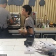 體驗生活？竇靖童到“前繼父”李亞鵬咖啡店打工
