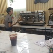 體驗(yàn)生活？竇靖童到“前繼父”李亞鵬咖啡店打工