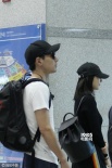 赵又廷为妻子推箱变“搬运工” 高圆圆甜笑秀幸福