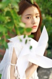 林允拍攝秋日寫真 文藝少女心詮釋自然小清新
