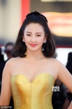张雨绮亮相威尼斯红毯 身穿金黄色礼服华美大气