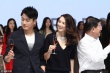 章子怡舉杯熱聊大口喝酒 開心忙交際不忘秀婚戒