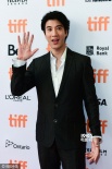 王力宏帅气亮相多伦多影节 出席纪录片首映礼