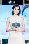 古力娜扎曬出最新美照 著白色連衣裙氣質(zhì)清新