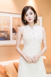 古力娜扎曬出最新美照 著白色連衣裙氣質(zhì)清新