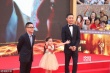 《親愛(ài)的》劇組亮相紅毯 張譯攜小演員李一情出席