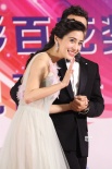 Baby黄晓明后台秀恩爱 默认怀孕:该说的时候会说