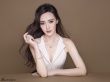 唐嫣拍大片着深V性感秀美肩 甜美公主优雅大气