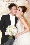 杨怡穿深V白婚纱流幸福眼泪 秀婚戒与罗仲谦热吻