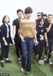 小宋佳短发凌乱露香肩 获助理左右搀扶显大牌