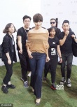小宋佳短發(fā)凌亂露香肩 獲助理左右攙扶顯大牌