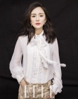 杨幂曝最新时尚封面大片 秋冬装扮尽显熟女气息