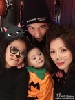 贾静雯全家过万圣 咘咘梧桐妹卖萌贾静雯做鬼脸