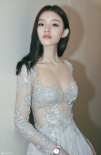 20歲林允著性感低胸蕾絲裙亮相 美胸美背誘人