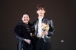 小王子！井柏然宮廷風(fēng)襯衫混搭機(jī)車夾克登紅毯