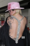 Lady GaGa东京机场大露背看呆宅男粉 360度献吻
