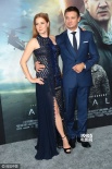 艾米·亞當(dāng)斯透視裝亮相《降臨》首映 與老公狂吻