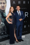 艾米·亚当斯透视装亮相《降临》首映 与老公狂吻