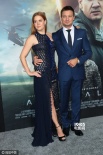 艾米·亚当斯透视装亮相《降临》首映 与老公狂吻