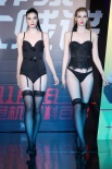 《鄰家大賤諜》辦內(nèi)衣趴 模特影院內(nèi)秀火辣身材