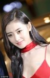 “太子妃”张天爱穿着大红吊带秀美胸白皙诱人