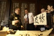 皮特放电送飞吻 喜爱中国文化学功夫茶写汉字