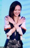 唐嫣大秀美腿交叉抱胸 同粉絲擁抱合影親切度滿分