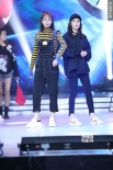 楊冪、沈夢辰彩排走秀秒變超模 顏值高秀美腿